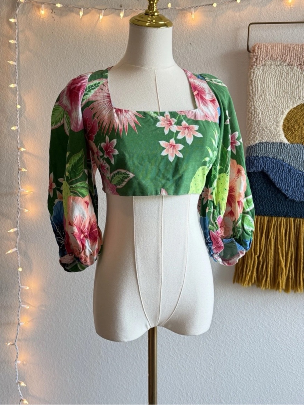 Farm Rio Top Women’s Size P Ballon Sleeve Sweetheart Neckline Crop Tropical
